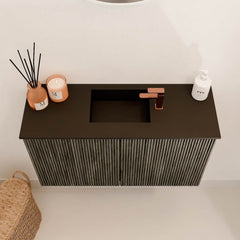 JOYA 70cm toiletmeubel kleur Shadow. Wastafel FAYE positie Midden 1 kraangat kleur Urban.