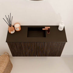 JOYA 70cm toiletmeubel kleur Walnut. Wastafel FAYE positie Midden 1 kraangat kleur Urban.