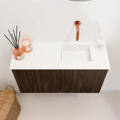 JOYA 70cm toiletmeubel kleur Walnut. Wastafel FAYE positie Midden Zonder kraangat kleur Urban.