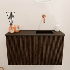 JOYA 70cm toiletmeubel kleur Walnut. Wastafel FAYE positie Rechts Zonder kraangat kleur Urban.