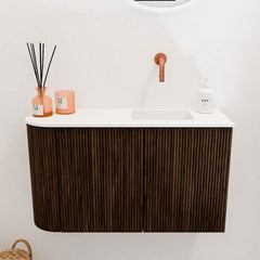 JOYA 71,6cm toiletmeubel ronding links kleur Walnut. Wastafel FAYE positie Rechts Zonder kraangat kleur Talc.