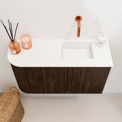 JOYA 71,6cm toiletmeubel ronding links kleur Walnut. Wastafel FAYE positie Rechts Zonder kraangat kleur Talc.