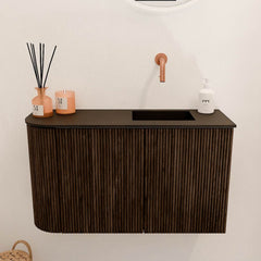 JOYA 71,6cm toiletmeubel ronding links kleur Walnut. Wastafel FAYE positie Rechts Zonder kraangat kleur Urban.