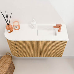 JOYA 71,6cm toiletmeubel ronding links kleur Oak. Wastafel FAYE positie Rechts 1 kraangat kleur Talc.