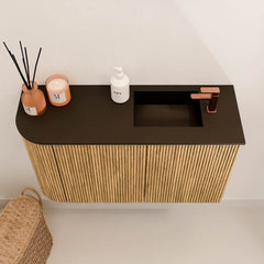 JOYA 71,6cm toiletmeubel ronding links kleur Oak. Wastafel FAYE positie Rechts 1 kraangat kleur Urban.