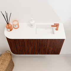 JOYA 71,6cm toiletmeubel ronding links kleur Ruby. Wastafel FAYE positie Rechts 1 kraangat kleur Talc.