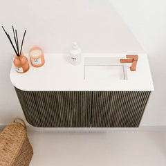 JOYA 71,6cm toiletmeubel ronding links kleur Shadow. Wastafel FAYE positie Rechts 1 kraangat kleur Talc.