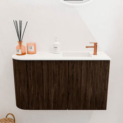 JOYA 71,6cm toiletmeubel ronding links kleur Walnut. Wastafel FAYE positie Rechts 1 kraangat kleur Talc.