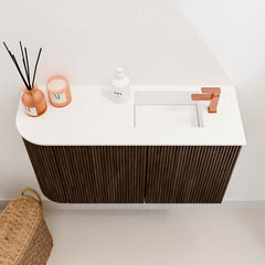 JOYA 71,6cm toiletmeubel ronding links kleur Walnut. Wastafel FAYE positie Rechts 1 kraangat kleur Talc.