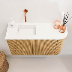 JOYA 71,6cm toiletmeubel ronding rechts kleur Oak. Wastafel FAYE positie Links Zonder kraangat kleur Talc.