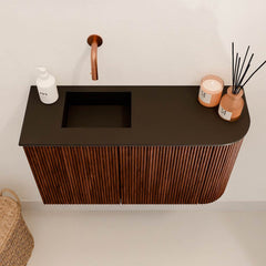 JOYA 71,6cm toiletmeubel ronding rechts kleur Ruby. Wastafel FAYE positie Links Zonder kraangat kleur Urban.