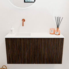 JOYA 80cm toiletmeubel kleur Walnut. Wastafel FAYE positie Links Zonder kraangat kleur Talc.