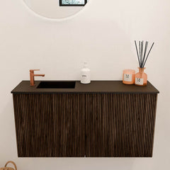 JOYA 80cm toiletmeubel kleur Walnut. Wastafel FAYE positie Links 1 kraangat kleur Urban.