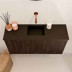 JOYA 80cm toiletmeubel kleur Walnut. Wastafel FAYE positie Midden Zonder kraangat kleur Urban.