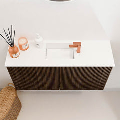 JOYA 80cm toiletmeubel kleur Walnut. Wastafel FAYE positie Midden 1 kraangat kleur Talc.