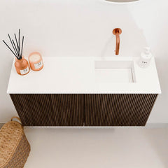 JOYA 80cm toiletmeubel kleur Walnut. Wastafel FAYE positie Rechts Zonder kraangat kleur Talc.