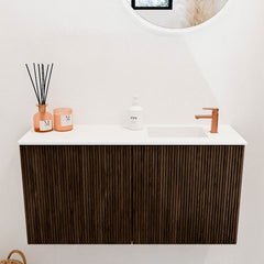 JOYA 80cm toiletmeubel kleur Walnut. Wastafel FAYE positie Rechts 1 kraangat kleur Talc.