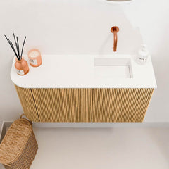 JOYA 81,6cm toiletmeubel ronding links kleur Oak. Wastafel FAYE positie Rechts Zonder kraangat kleur Talc.