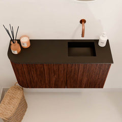 JOYA 81,6cm toiletmeubel ronding links kleur Ruby. Wastafel FAYE positie Rechts Zonder kraangat kleur Urban.