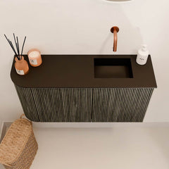 JOYA 81,6cm toiletmeubel ronding links kleur Shadow. Wastafel FAYE positie Rechts Zonder kraangat kleur Urban.