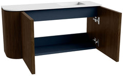 JOYA 81,6cm toiletmeubel ronding links kleur Walnut. Wastafel FAYE positie Rechts Zonder kraangat kleur Talc.