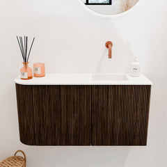 JOYA 81,6cm toiletmeubel ronding links kleur Walnut. Wastafel FAYE positie Rechts Zonder kraangat kleur Talc.