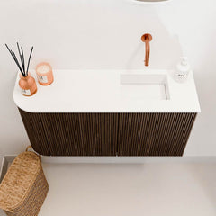 JOYA 81,6cm toiletmeubel ronding links kleur Walnut. Wastafel FAYE positie Rechts Zonder kraangat kleur Talc.