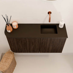 JOYA 81,6cm toiletmeubel ronding links kleur Walnut. Wastafel FAYE positie Rechts Zonder kraangat kleur Urban.