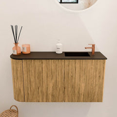 JOYA 81,6cm toiletmeubel ronding links kleur Oak. Wastafel FAYE positie Rechts 1 kraangat kleur Urban.