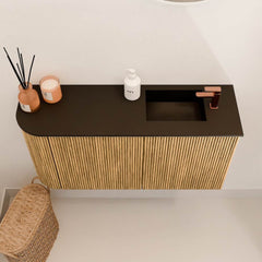 JOYA 81,6cm toiletmeubel ronding links kleur Oak. Wastafel FAYE positie Rechts 1 kraangat kleur Urban.