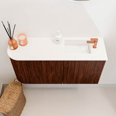 JOYA 81,6cm toiletmeubel ronding links kleur Ruby. Wastafel FAYE positie Rechts 1 kraangat kleur Talc.