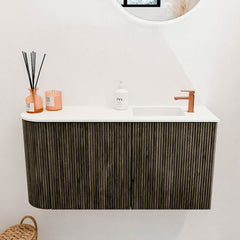 JOYA 81,6cm toiletmeubel ronding links kleur Shadow. Wastafel FAYE positie Rechts 1 kraangat kleur Talc.