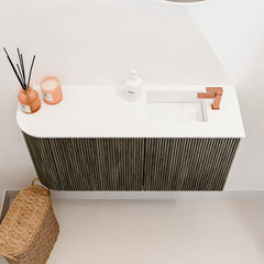 JOYA 81,6cm toiletmeubel ronding links kleur Shadow. Wastafel FAYE positie Rechts 1 kraangat kleur Talc.