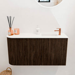 JOYA 81,6cm toiletmeubel ronding links kleur Walnut. Wastafel FAYE positie Rechts 1 kraangat kleur Talc.
