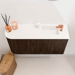 JOYA 81,6cm toiletmeubel ronding links kleur Walnut. Wastafel FAYE positie Rechts 1 kraangat kleur Talc.