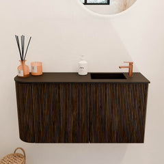 JOYA 81,6cm toiletmeubel ronding links kleur Walnut. Wastafel FAYE positie Rechts 1 kraangat kleur Urban.