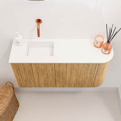 JOYA 81,6cm toiletmeubel ronding rechts kleur Oak. Wastafel FAYE positie Links Zonder kraangat kleur Talc.