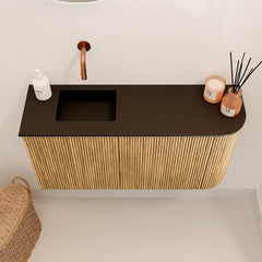 JOYA 81,6cm toiletmeubel ronding rechts kleur Oak. Wastafel FAYE positie Links Zonder kraangat kleur Urban.