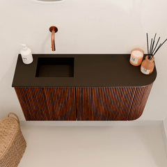 JOYA 81,6cm toiletmeubel ronding rechts kleur Ruby. Wastafel FAYE positie Links Zonder kraangat kleur Urban.