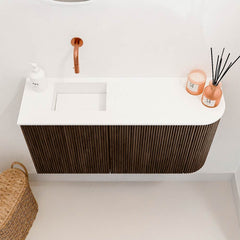 JOYA 81,6cm toiletmeubel ronding rechts kleur Walnut. Wastafel FAYE positie Links Zonder kraangat kleur Talc.