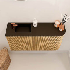 JOYA 81,6cm toiletmeubel ronding rechts kleur Oak. Wastafel FAYE positie Links 1 kraangat kleur Urban.