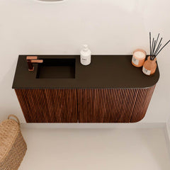 JOYA 81,6cm toiletmeubel ronding rechts kleur Ruby. Wastafel FAYE positie Links 1 kraangat kleur Urban.