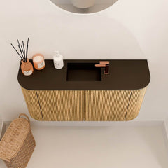 JOYA 83,2cm toiletmeubel ronding links + rechts kleur Oak. Wastafel FAYE positie Midden 1 kraangat kleur Urban.