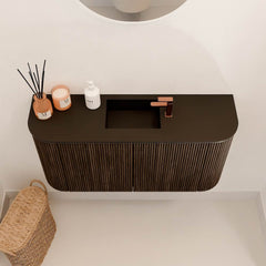 JOYA 83,2cm toiletmeubel ronding links + rechts kleur Walnut. Wastafel FAYE positie Midden 1 kraangat kleur Urban.