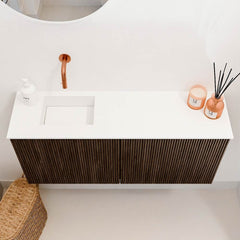JOYA 90cm toiletmeubel kleur Walnut. Wastafel FAYE positie Links Zonder kraangat kleur Talc.