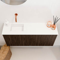 JOYA 90cm toiletmeubel kleur Walnut. Wastafel FAYE positie Links Zonder kraangat kleur Talc.