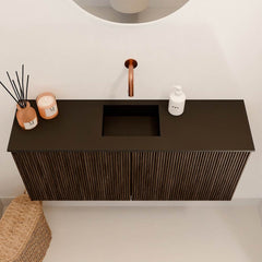 JOYA 90cm toiletmeubel kleur Walnut. Wastafel FAYE positie Midden Zonder kraangat kleur Urban.