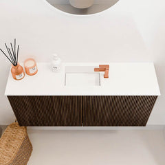 JOYA 90cm toiletmeubel kleur Walnut. Wastafel FAYE positie Midden 1 kraangat kleur Talc.