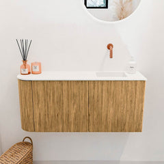 JOYA 91,6cm toiletmeubel ronding links kleur Oak. Wastafel FAYE positie Rechts Zonder kraangat kleur Talc.