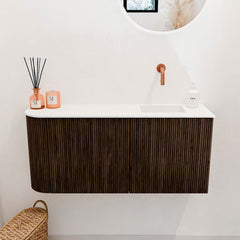 JOYA 91,6cm toiletmeubel ronding links kleur Walnut. Wastafel FAYE positie Rechts Zonder kraangat kleur Talc.